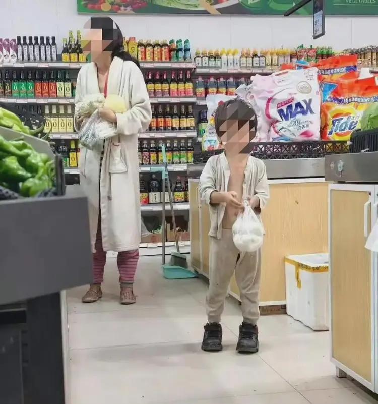 这孩子太可怜了，摊上一个不靠谱的爹，还有一个神经紊乱的妈。


两母子每天来超市