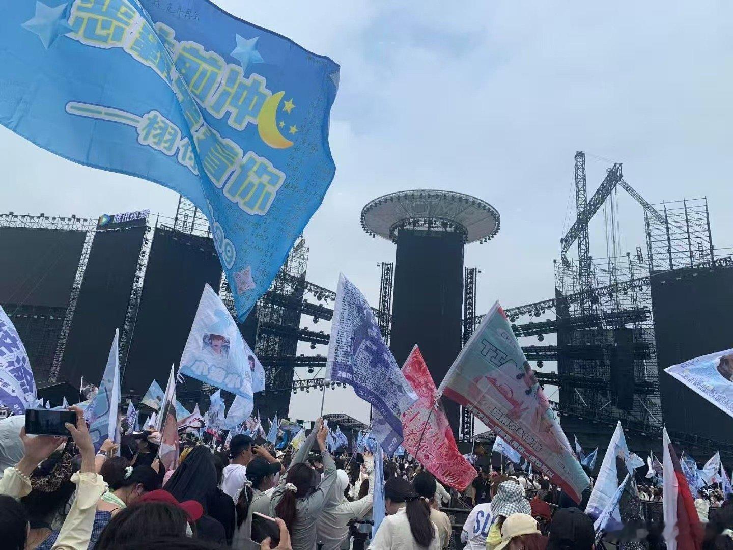 梓渝音乐节粉丝应援排面梓渝音乐节粉丝应援大旗梓渝音乐节粉丝应援排面，好多人啊，[
