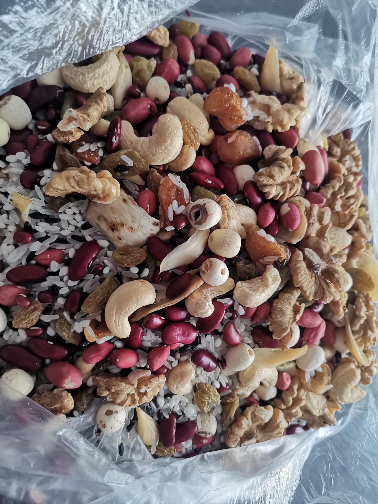 腊八节将至，腊八粥不可少啊！过节的仪式感还是必须要有的。
    后天就是腊八节