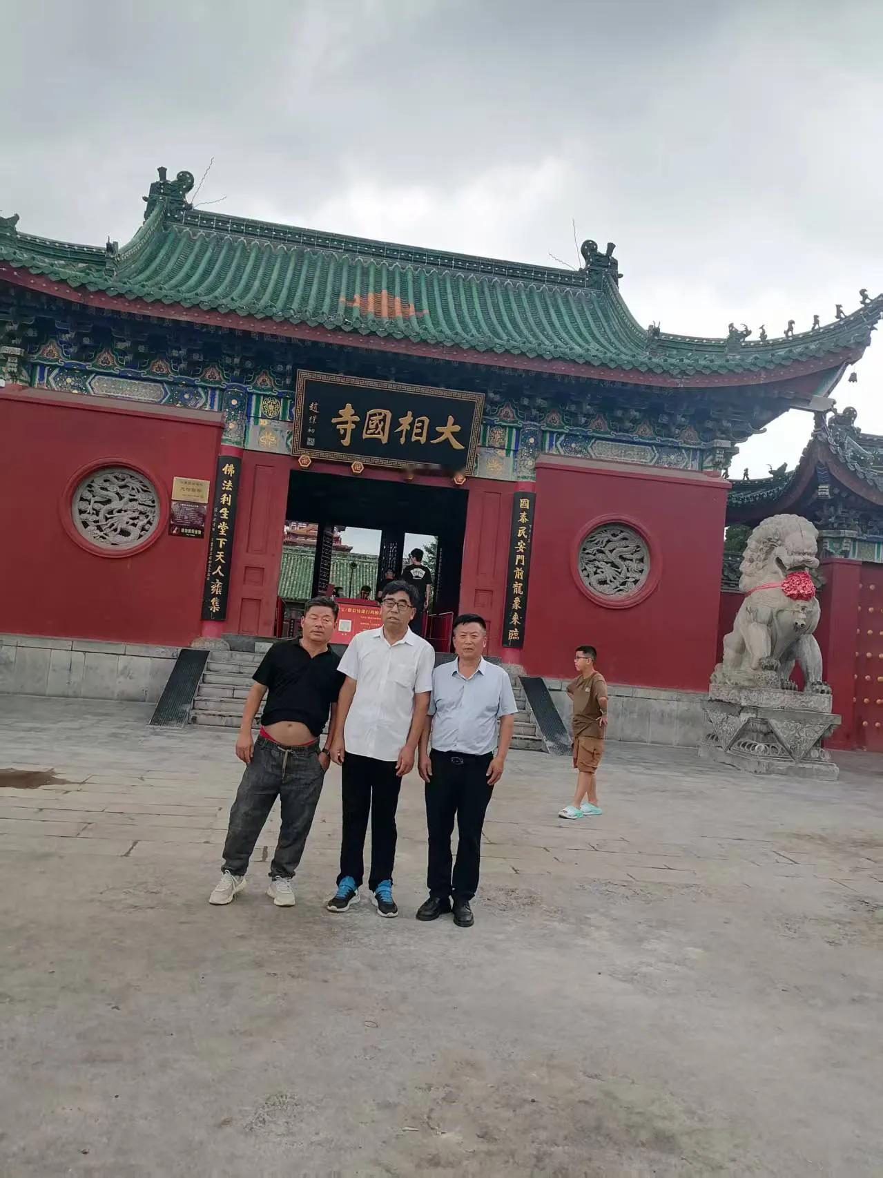 感情与酒。
   昨天，我与两位姨兄弟去了开封溜溜，去的时候，是小姨兄弟开的车，