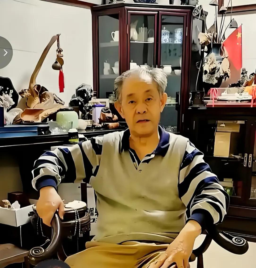 看到有网友评论
徐湖平现在应该挺后悔的吧
我立马就笑了，住着别墅，拿着退休工资，