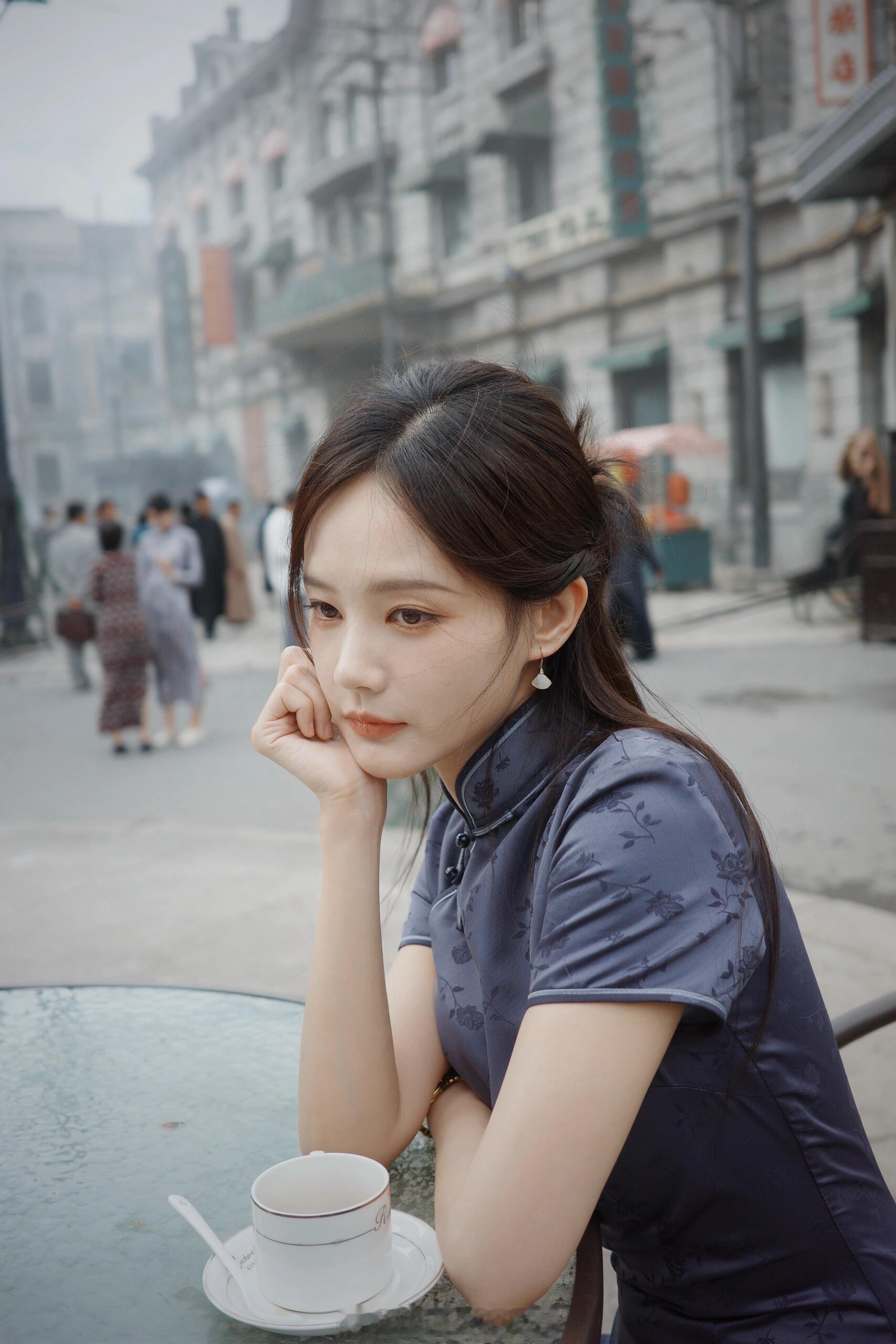 好好看啊李一桐在剧组给李现做互勉模特李现在剧组给李一桐拍的照片 ​​​