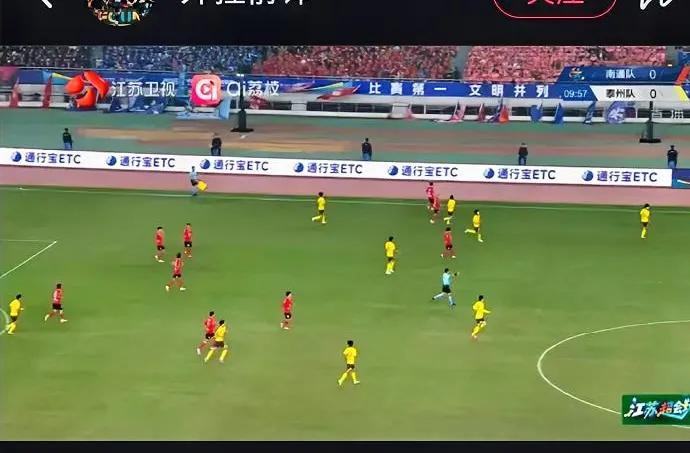 苏超决赛也太刺激了吧！
南通主场居然被泰州这支黑马掀翻，
点球大战3-4输了，泰