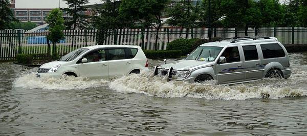 太湖清淤刻不容缓
太湖防汛 太湖水体 
一场台风的影响，苏锡常如此不堪。城市内涝