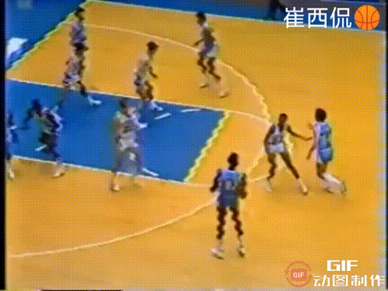乔丹的弹跳有多恐怖？
在北卡大学时期，乔丹有一个补防追帽。因为跳得太高，落地时脖