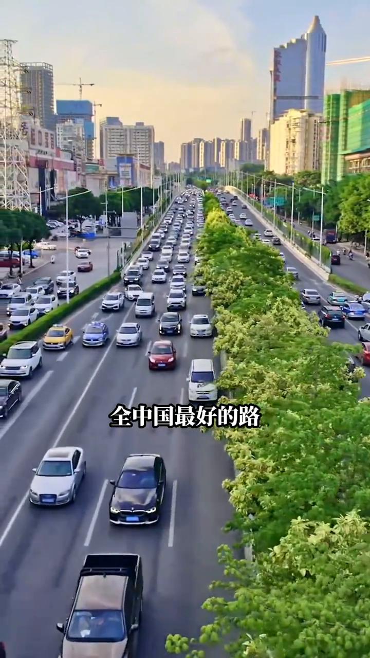 大家好，我是飞哥去旅行。现在广西南宁，今天带朋友们看一下全中国最好的路，还有最好