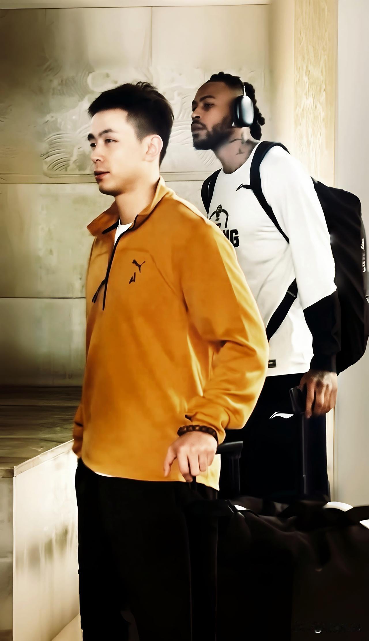 辽篮，赵继伟与莫兰德，一五连线，默契天成，是赛场上最合拍的黄金搭档……🏀🏀