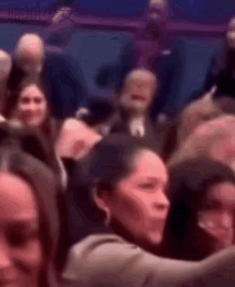 梅根被坑的好惨！

这个动图让梅根情何以堪！

这个牙买加首映式不是没人穿礼服，