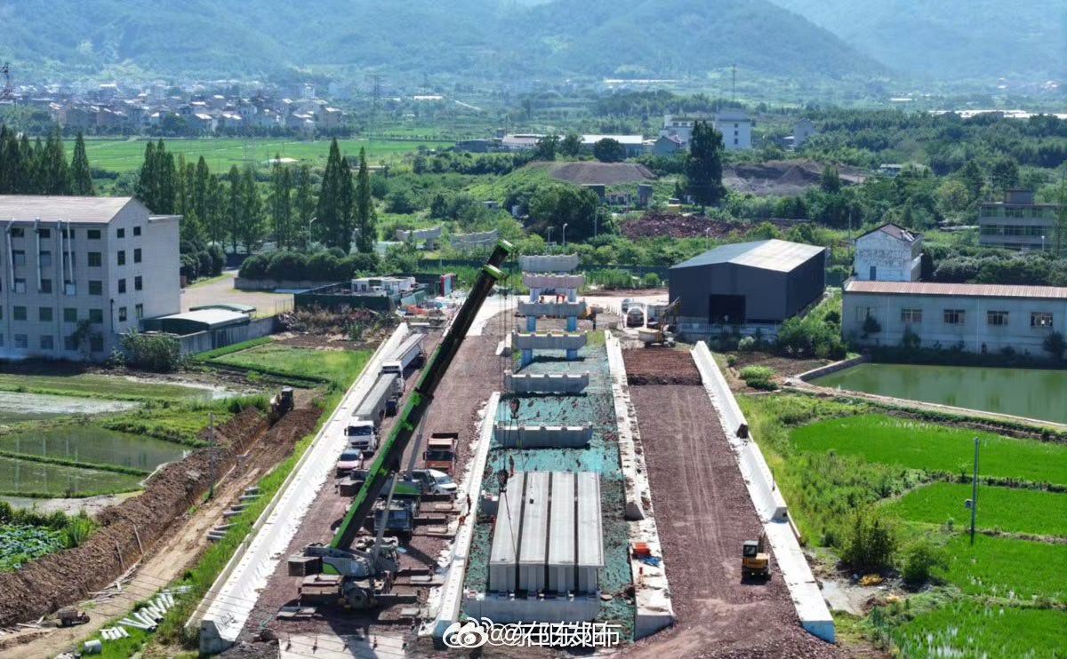 东阳身边事【交通项目加速推进】8月2日，527国道东阳段项目建设现场一派热火朝天