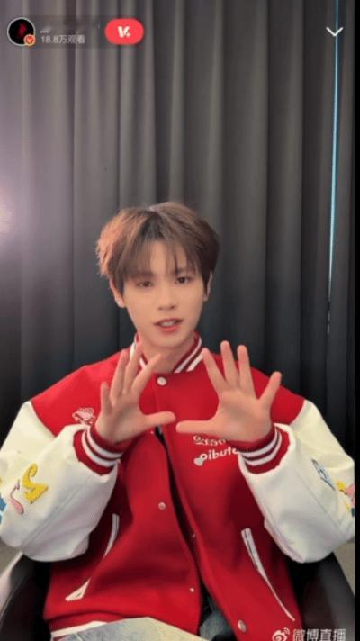 黄明昊跨年直播全是招 每一次亮相都带着新惊喜。今晚的直播是份好礼物，让人更期待他