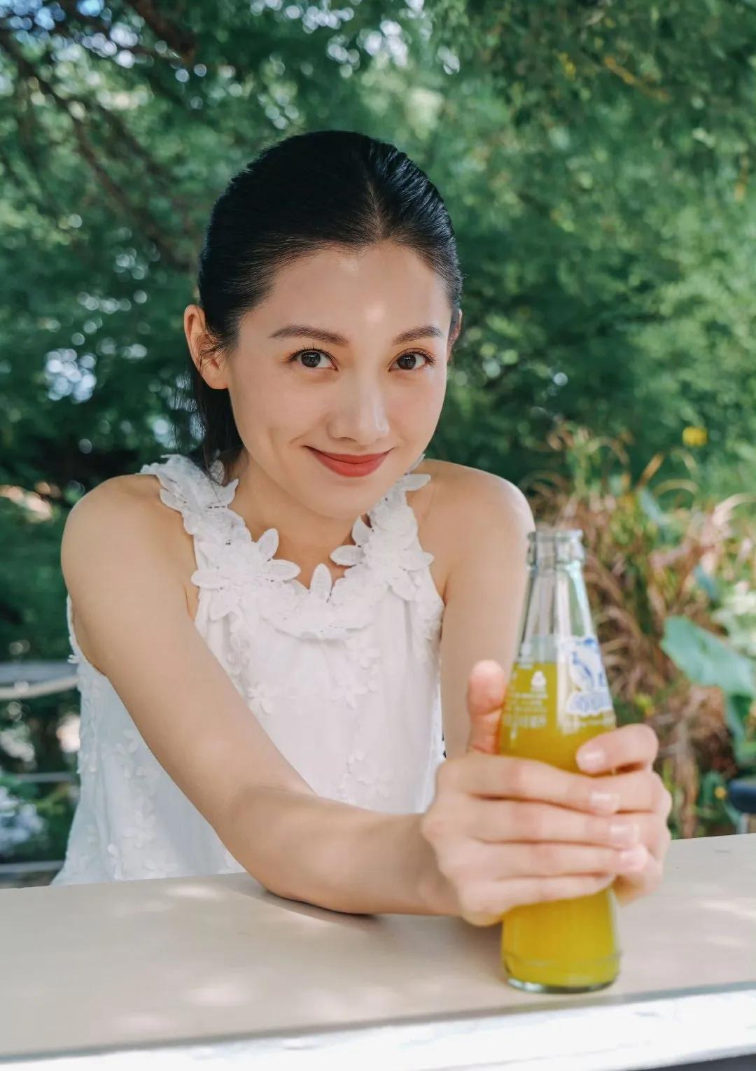 马黎｜夏日林间的温柔氛围感，清爽治愈感拉满
 
树荫洒落斑驳光影，一袭素雅白挂脖
