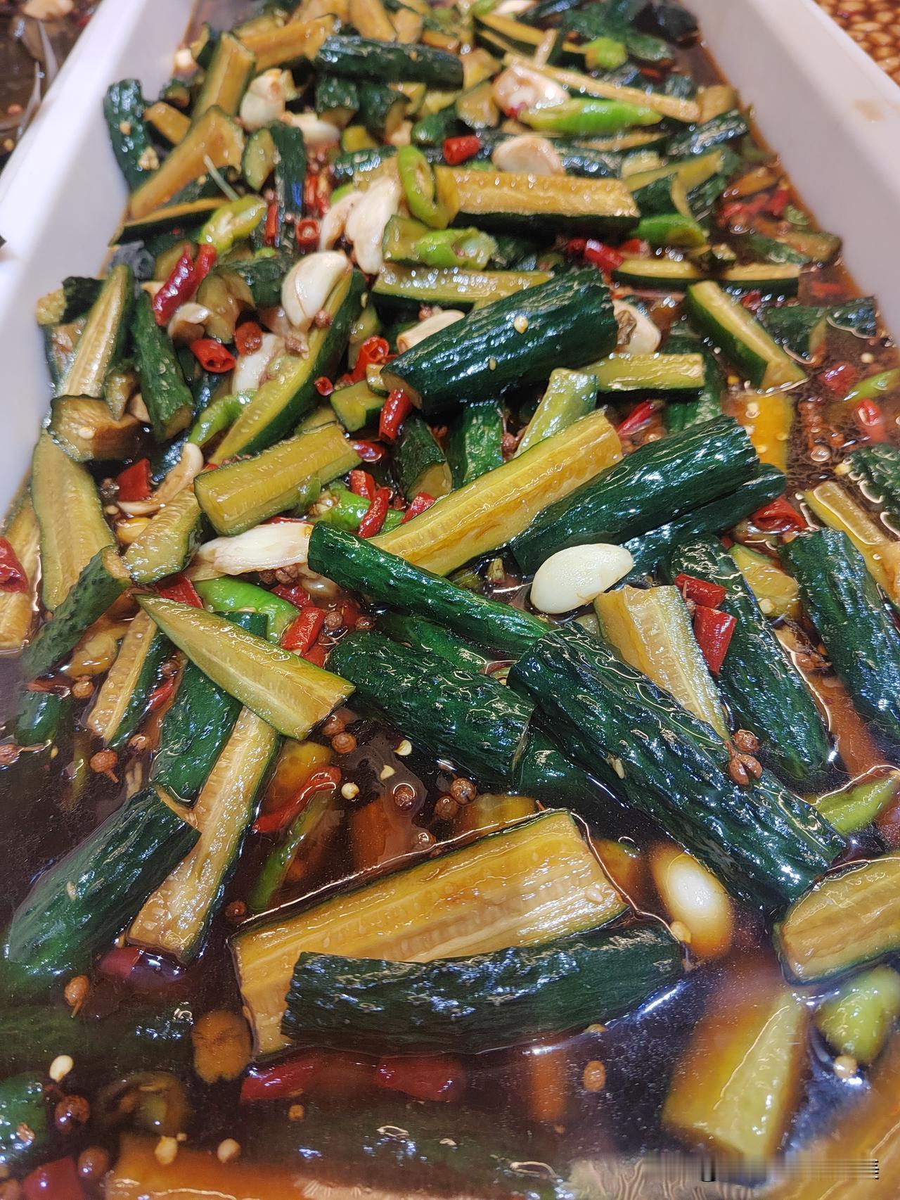 夏季开胃菜！
制作简简单单，黄瓜、蒜瓣、花椒、白糖、醋、小米辣！你学会了吗？[偷