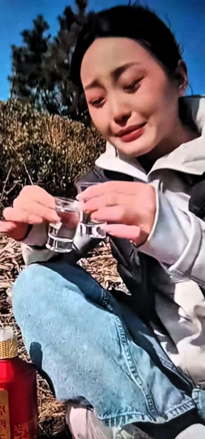 心痛！离世一年的父亲突然托梦给女儿说：女儿呀！你把我丢到荒郊野外也不管我了，爸好