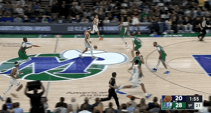 状元之威！弗拉格这记追帽太狠了！
在今天NBA常规赛独行侠对阵太阳的第一节比赛中