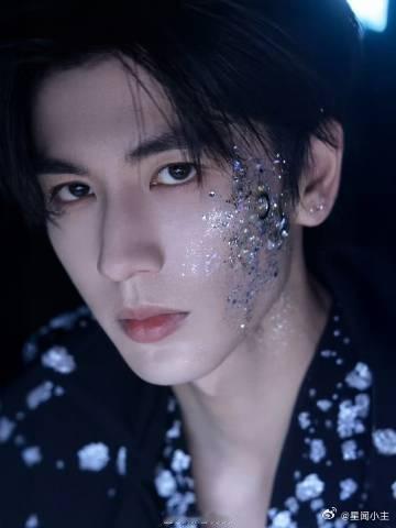 张凌赫霜雪高定   是谁的时尚 DNA 动了！张凌赫二搭 Robert Wun 