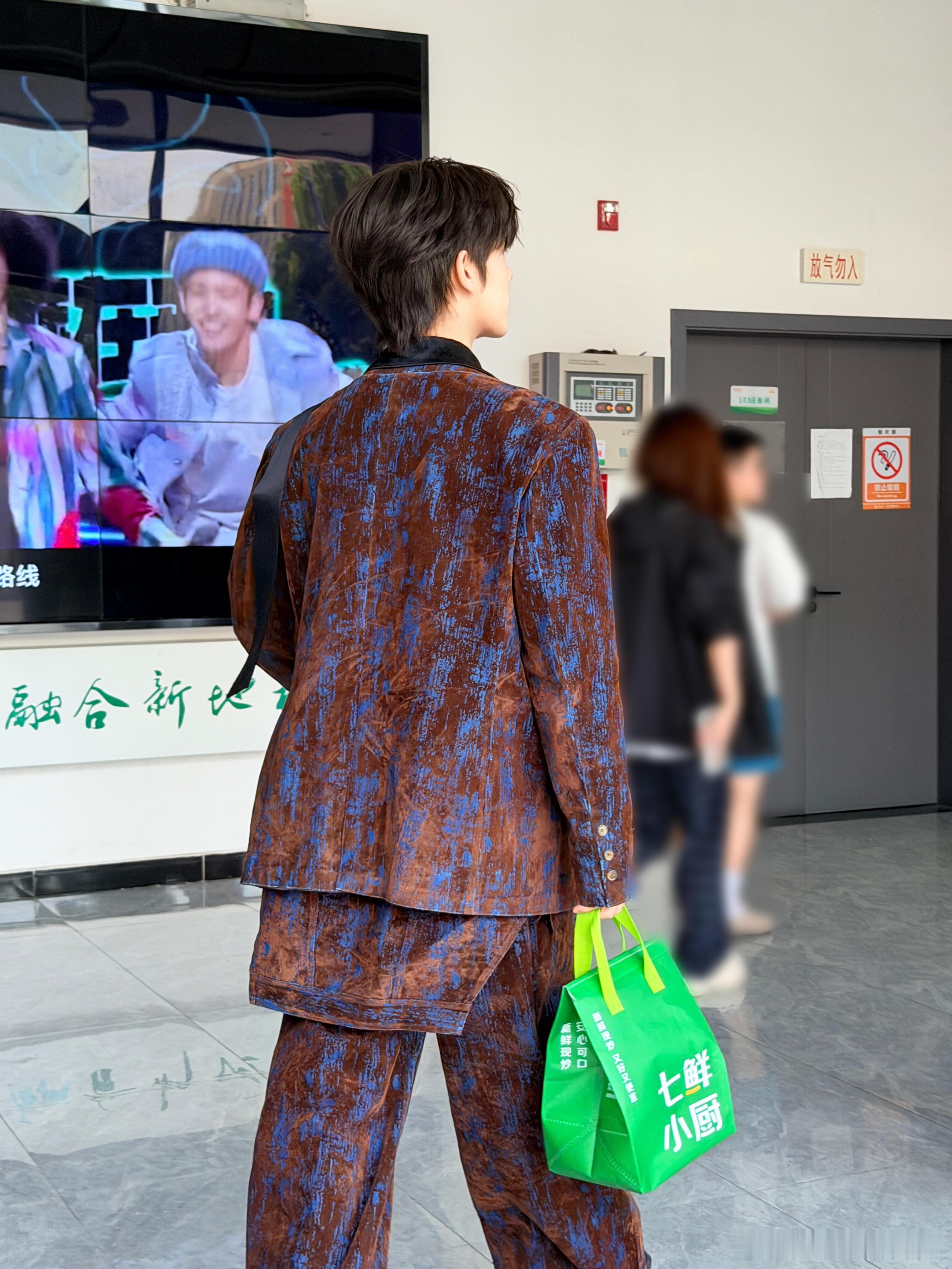 曾辉女友视角霸总扭腰原来帅哥放下包袱这么好玩，曾辉扭得又认真又可爱，看完心情都跟