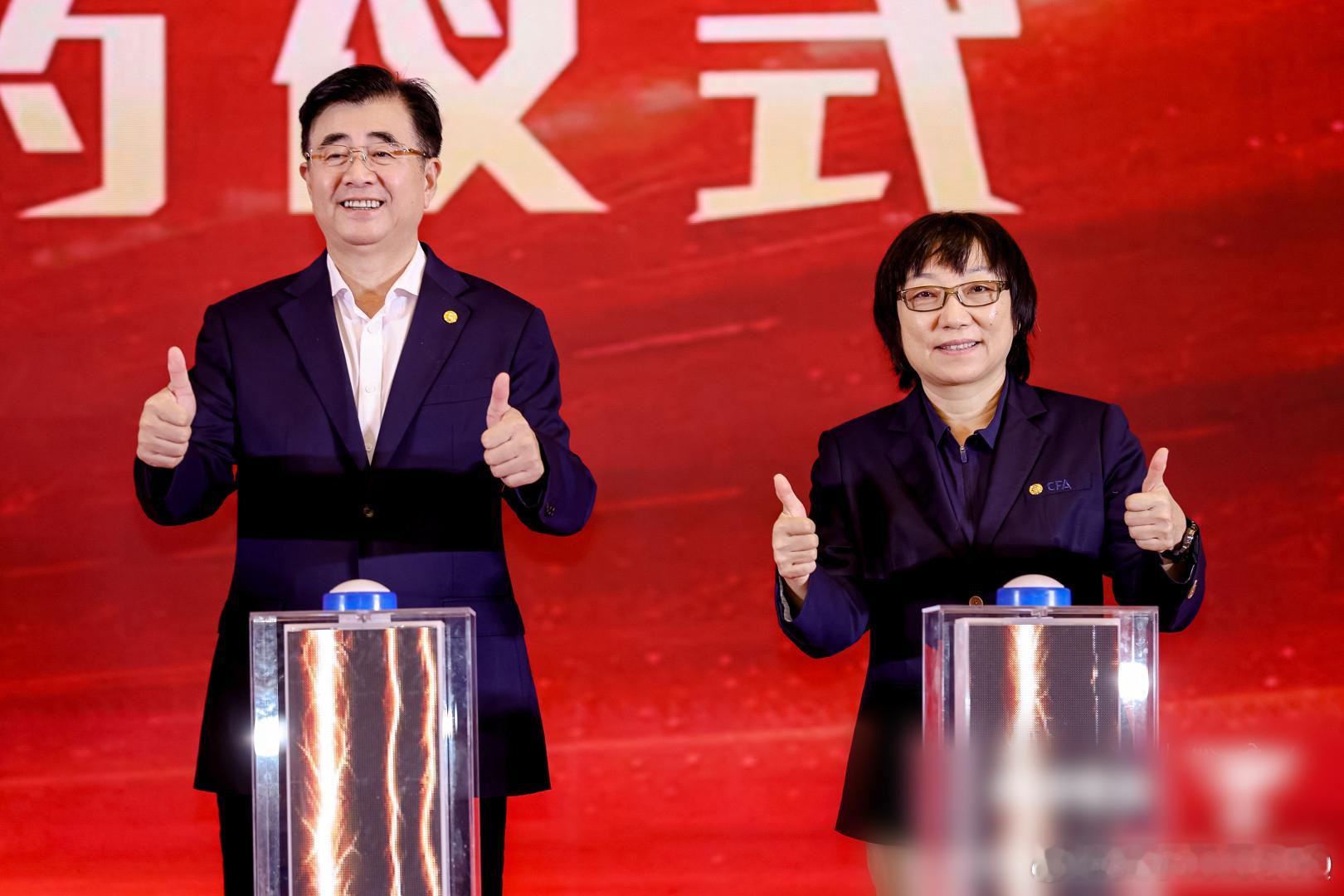 中国女足从上海出发名古屋出征亚运在上海偶遇中国女足说句大实话，铿锵玫瑰从来不是喊