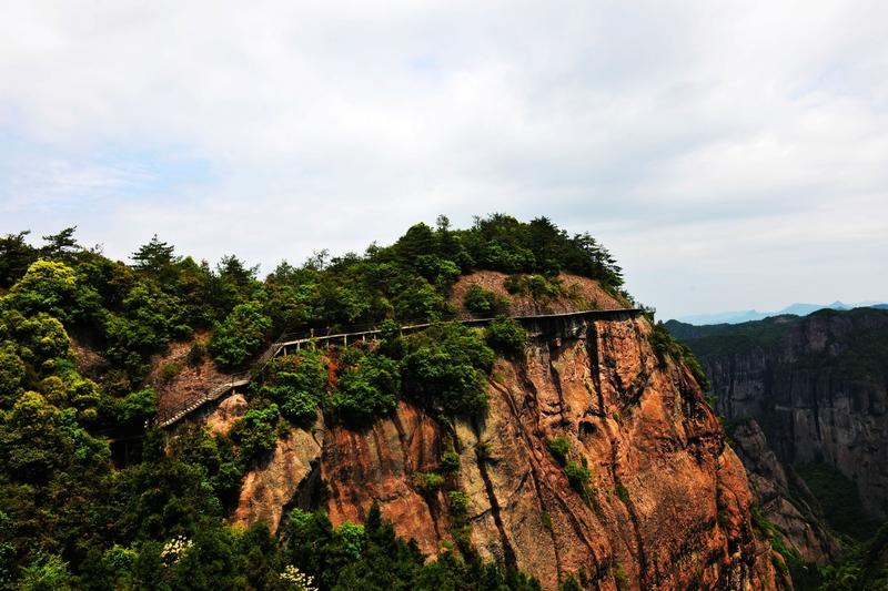 入仙境的感觉简直妙不可言。浙江台州的神仙居就被誉为人间仙境，是浙江一绝。这里一山