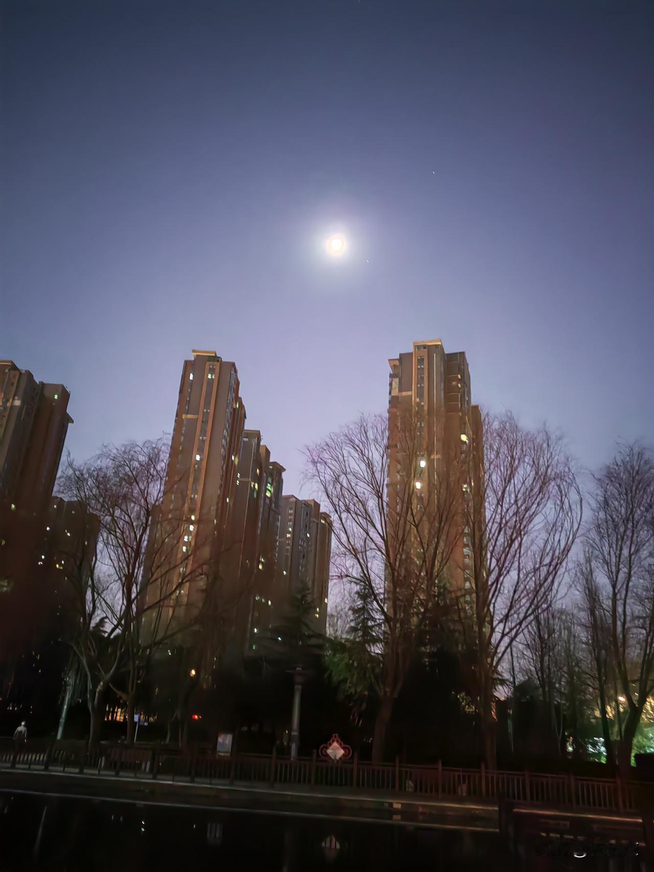 办公室的故事----此刻，上午的9：15分，刚刚上班45分钟，我好想给我对面的大