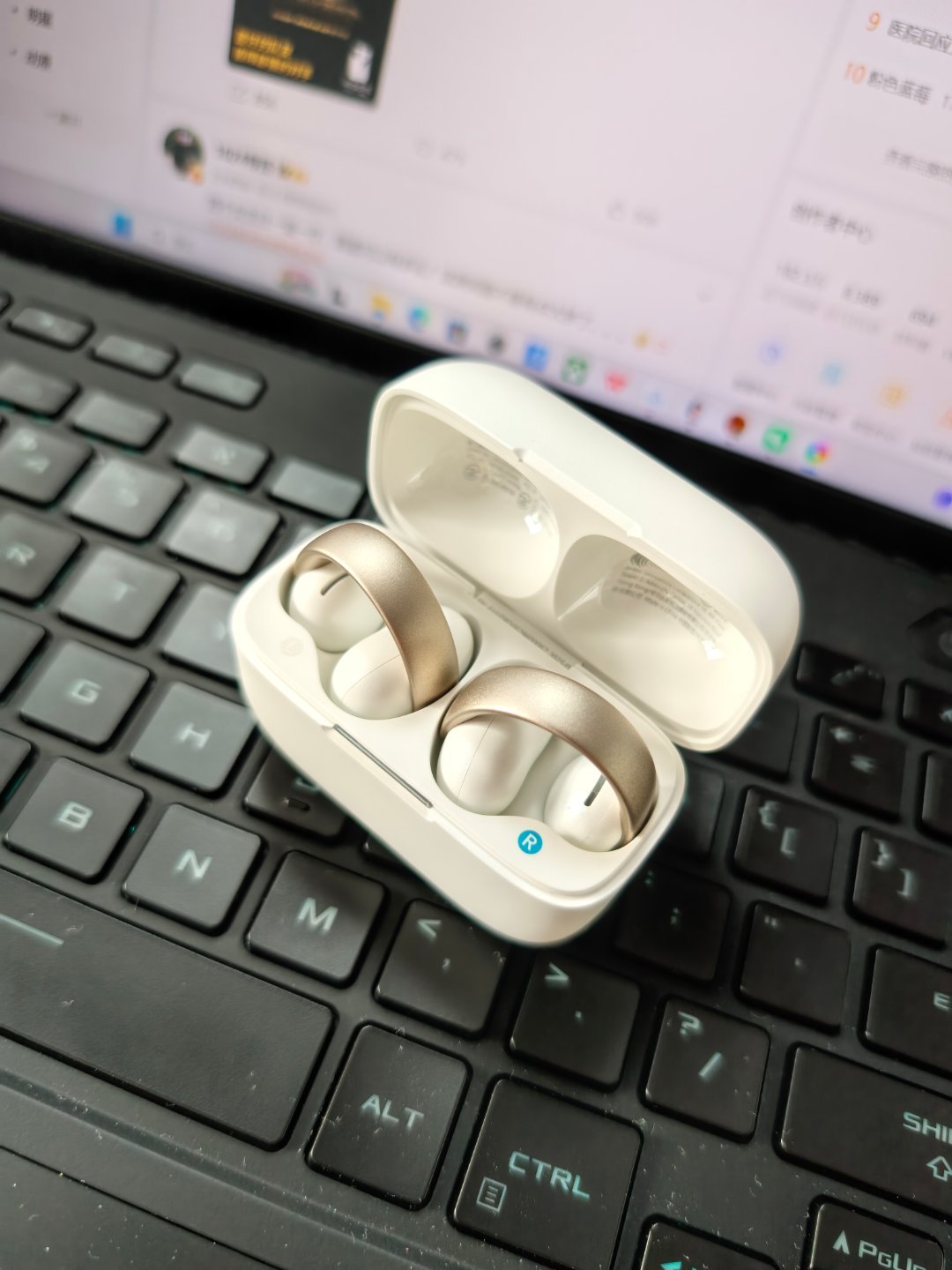 有哪些数码产品是穿搭神器现在数码产品时尚属性越来越好了你看我现在测的声阔耳机不就