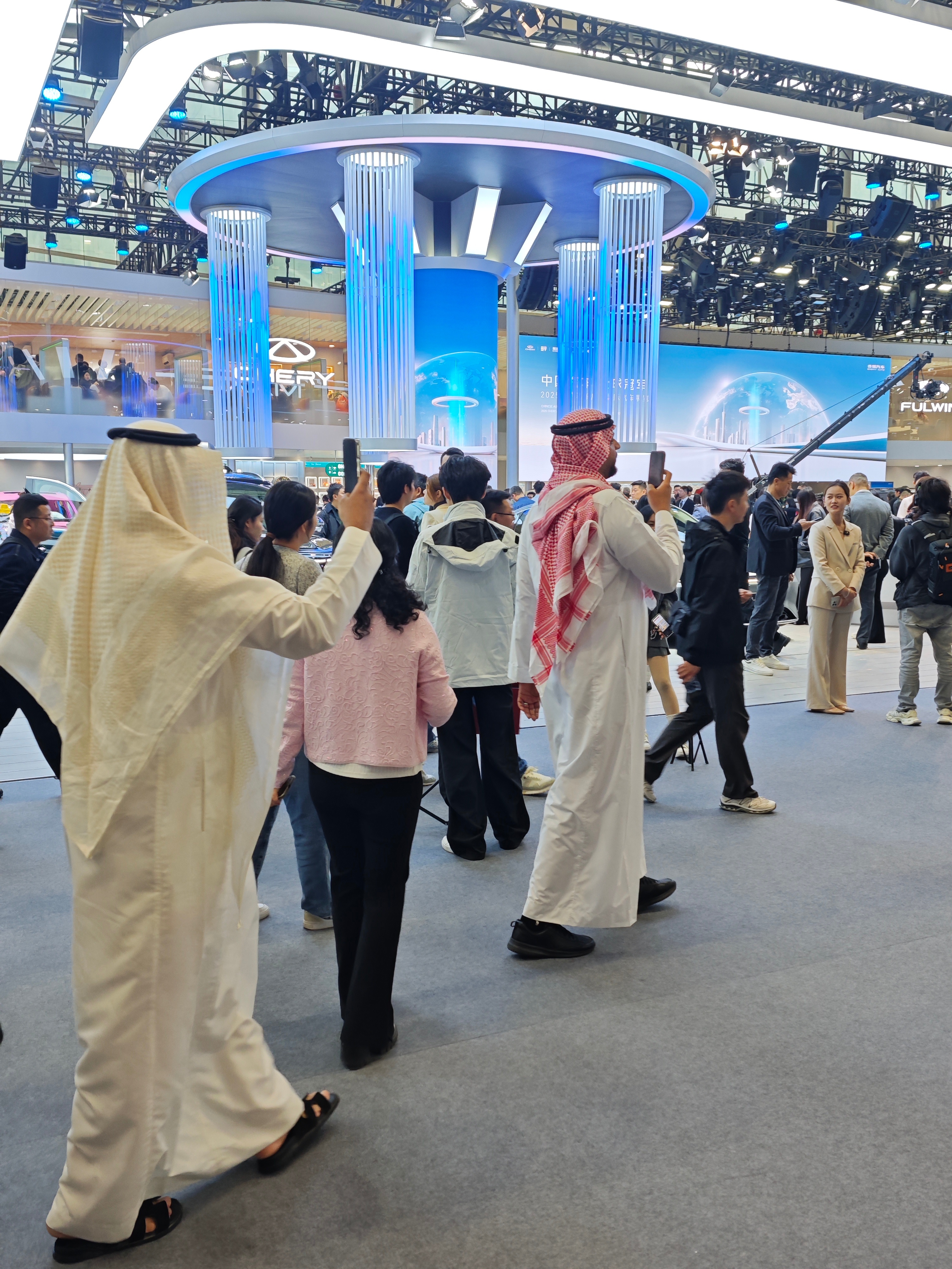 沙特大户现身打卡奇瑞东风猛士 