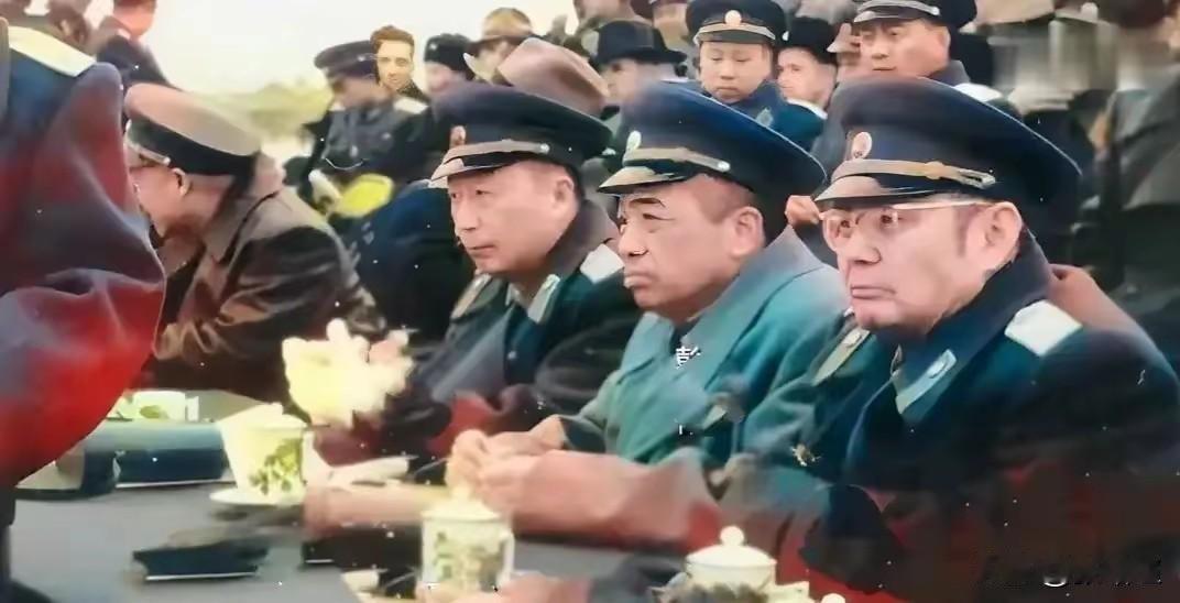 毛主席高瞻远瞩指引革命航向，开国将帅赤诚拥戴、忠贞不渝，以宁死不屈的铁血风骨，浴