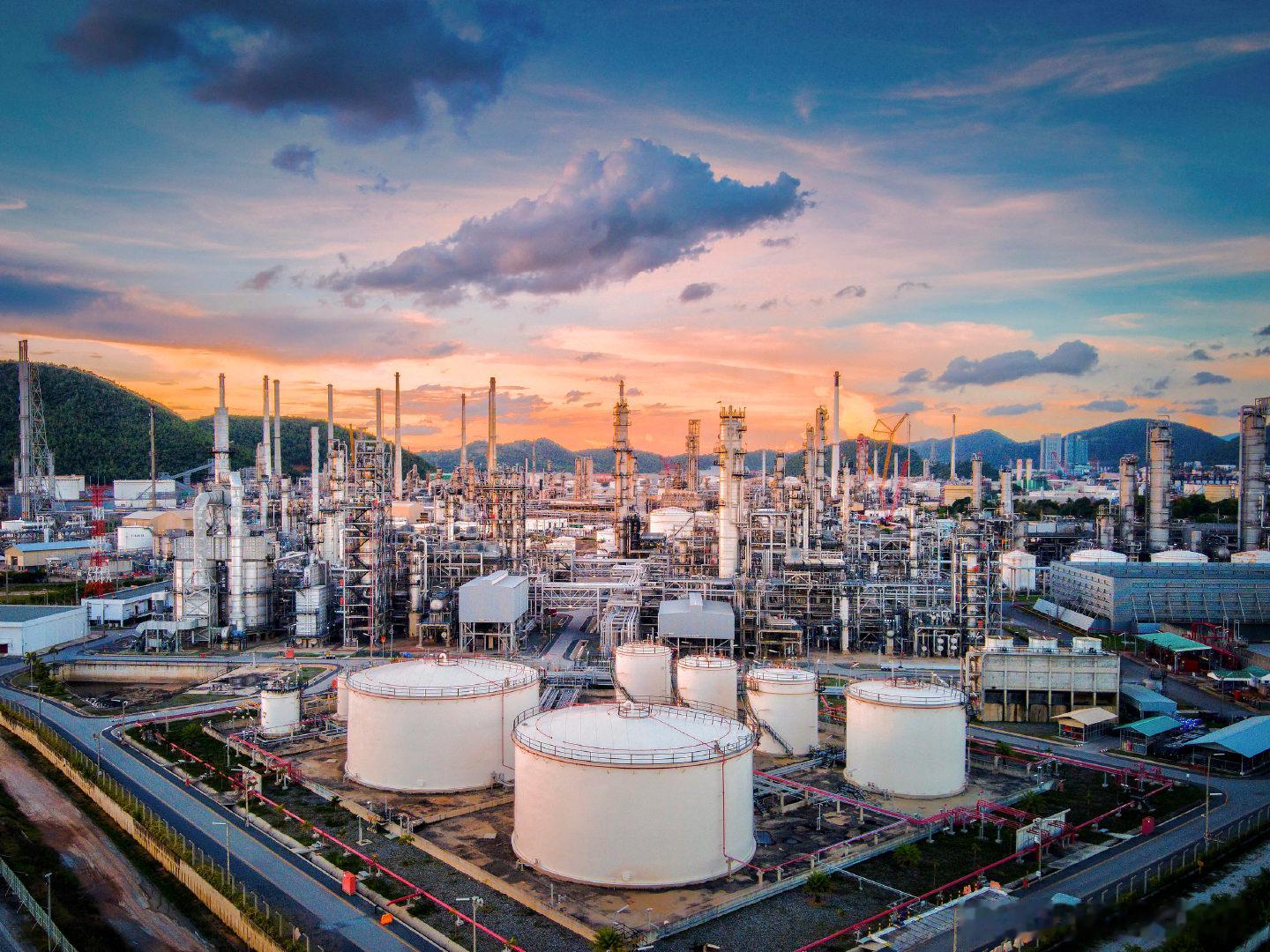 【国际油价连涨4天，国际油价续涨】由于美国与伊朗未能进行新一轮和平谈判，双方仍在