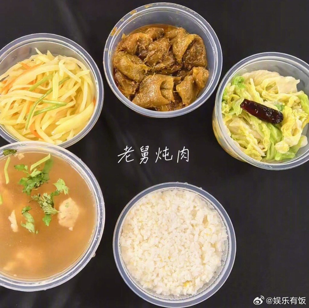 汪苏泷偷着乐呢 让我看看是谁在偷着乐呢？！晒出“N张美食+1张腹肌”照，对抗路好