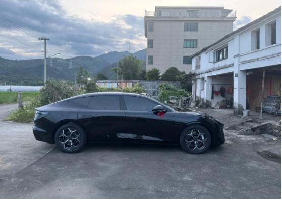 开10EM-P回老家，后备箱+储物空间太能装 
昨天开10EM-P回老家，买了很