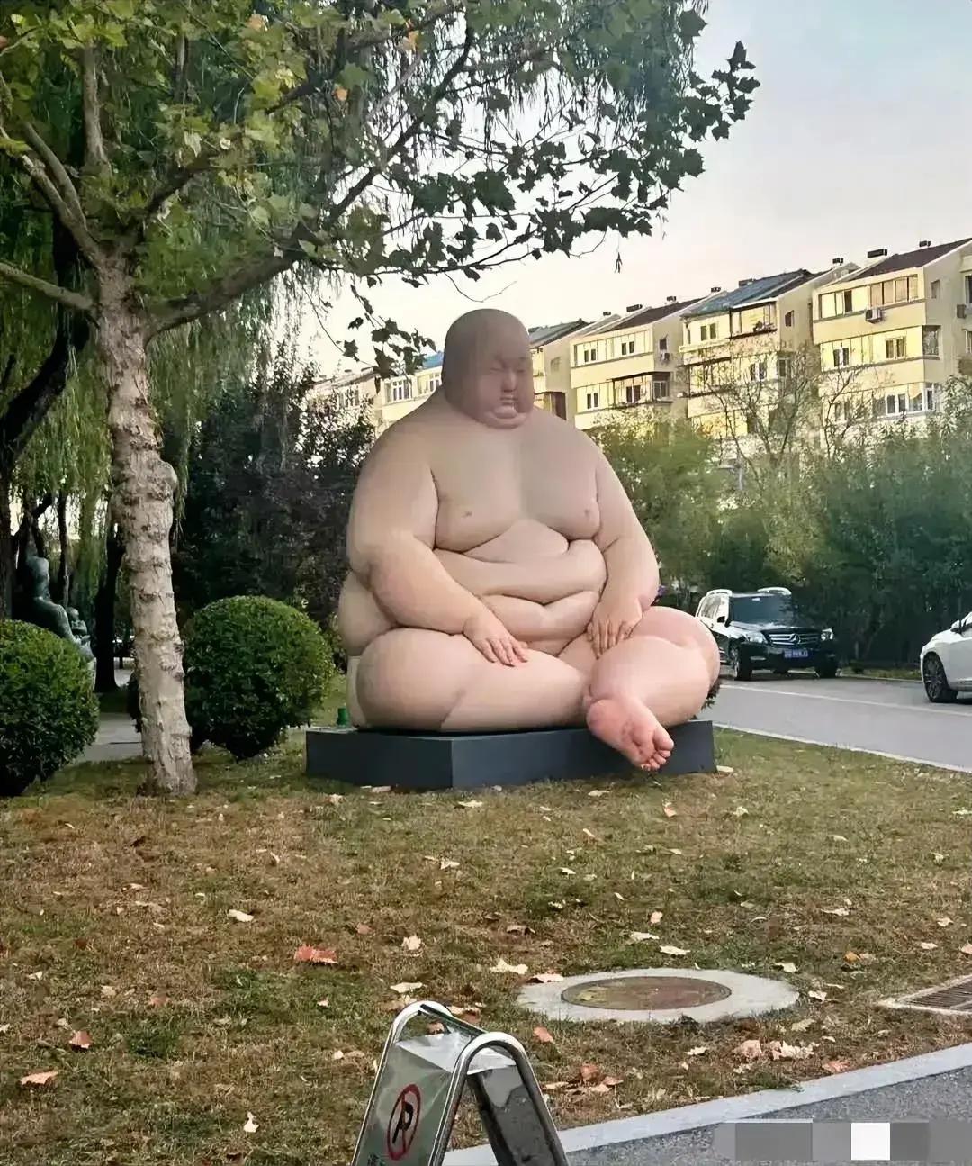 该怎么形容这座雕像呢？是肥头大耳？三折叠？大块头？肥猪？还是肉墩子？？？？