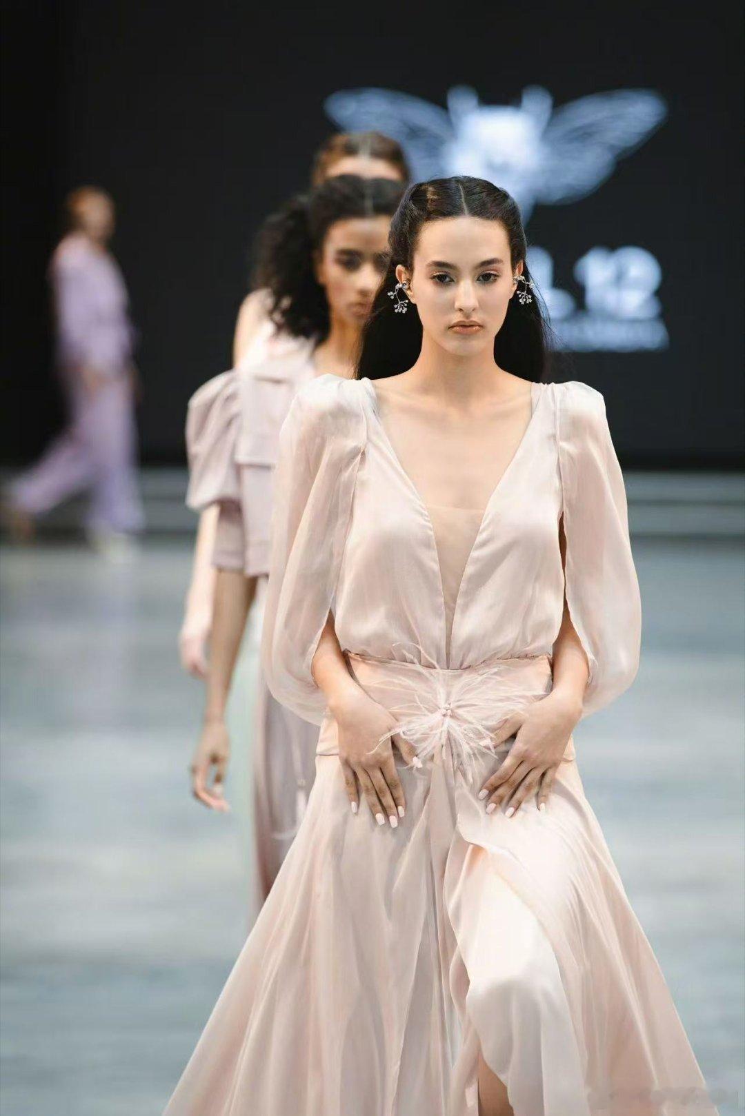 华为FreeClip2耳夹耳机新色开售温柔质感直接戳中审美，配置更是全方位拉满，