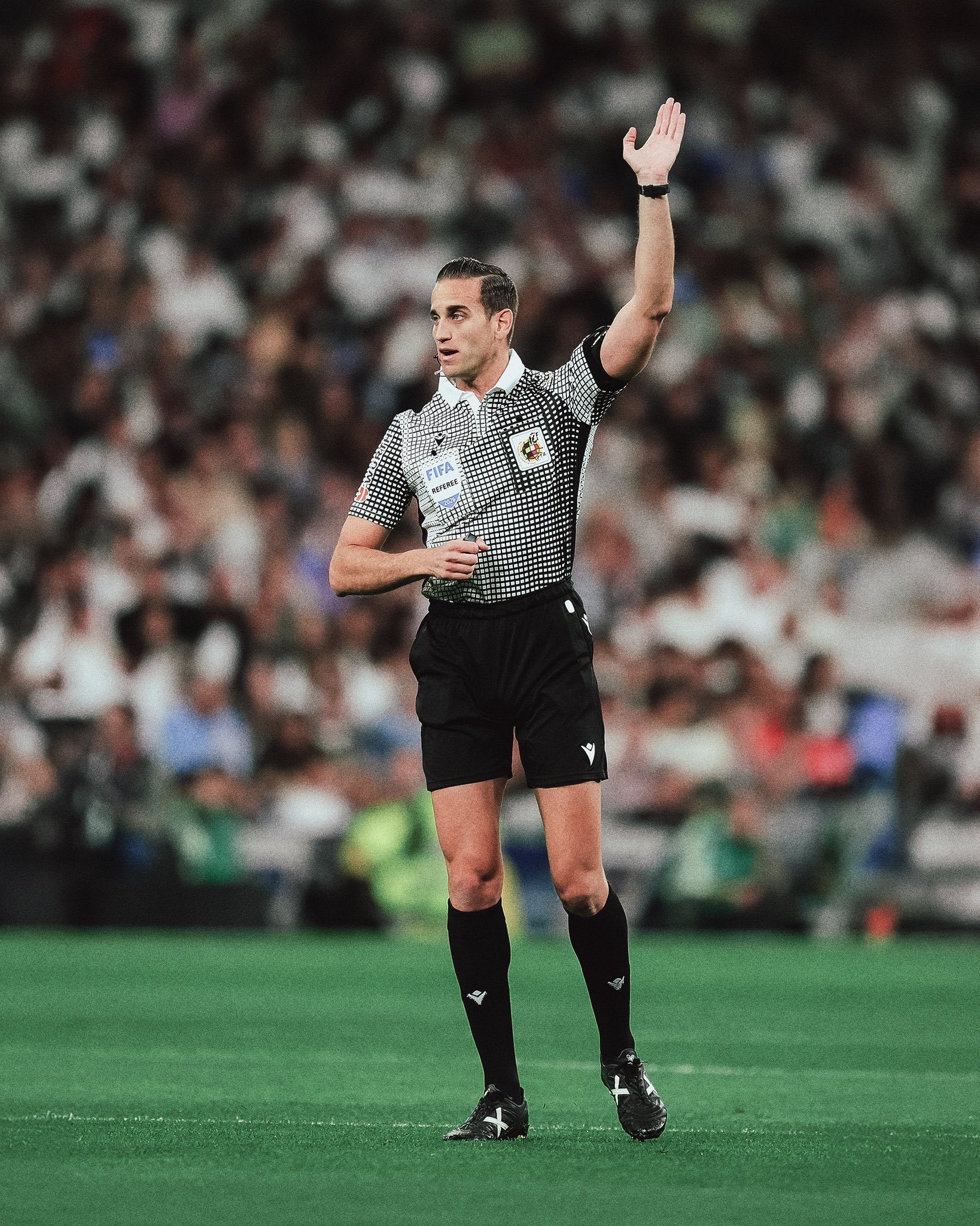 西甲复古周，裁判服也复古了。西甲