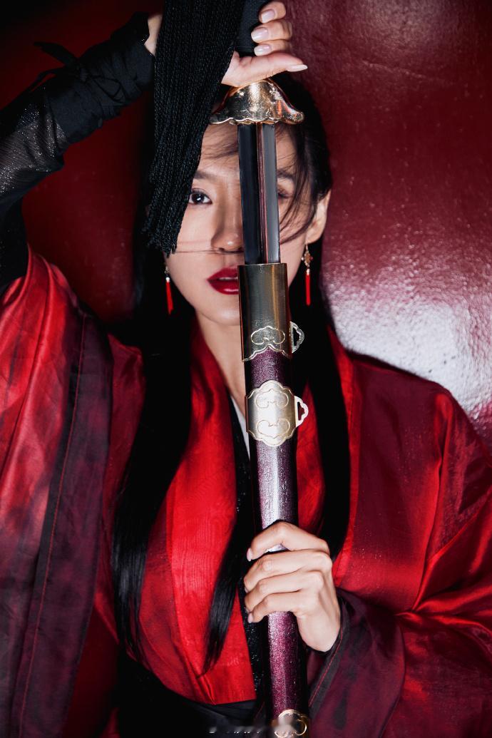 王智内娱最是演花木兰的人来了  王智红衣女刀客 英气与美貌共存！看完红衣女刀客造