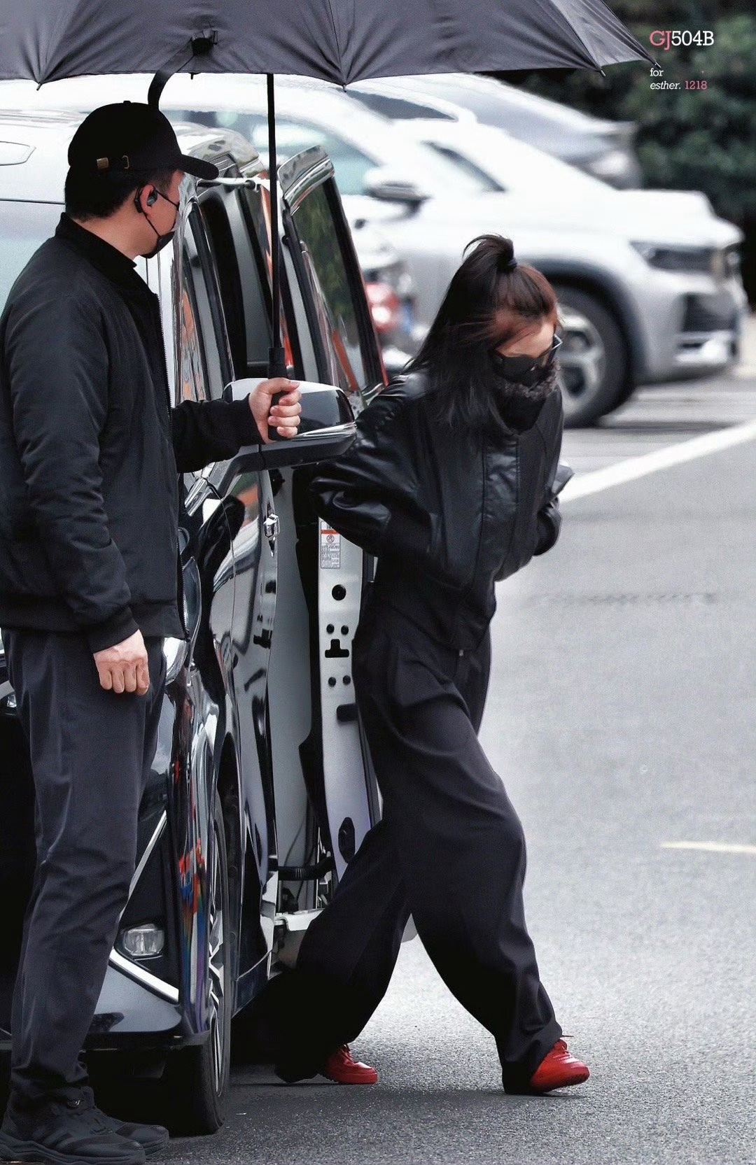 虞书欣《云初令》高马尾上班路透，All BLACK COOL GIRL，被夸像J