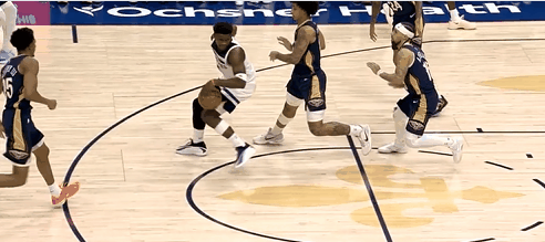 看着都疼！爱德华兹这下有点难了！
在今天NBA常规赛森林狼对阵鹈鹕的第三节比赛中