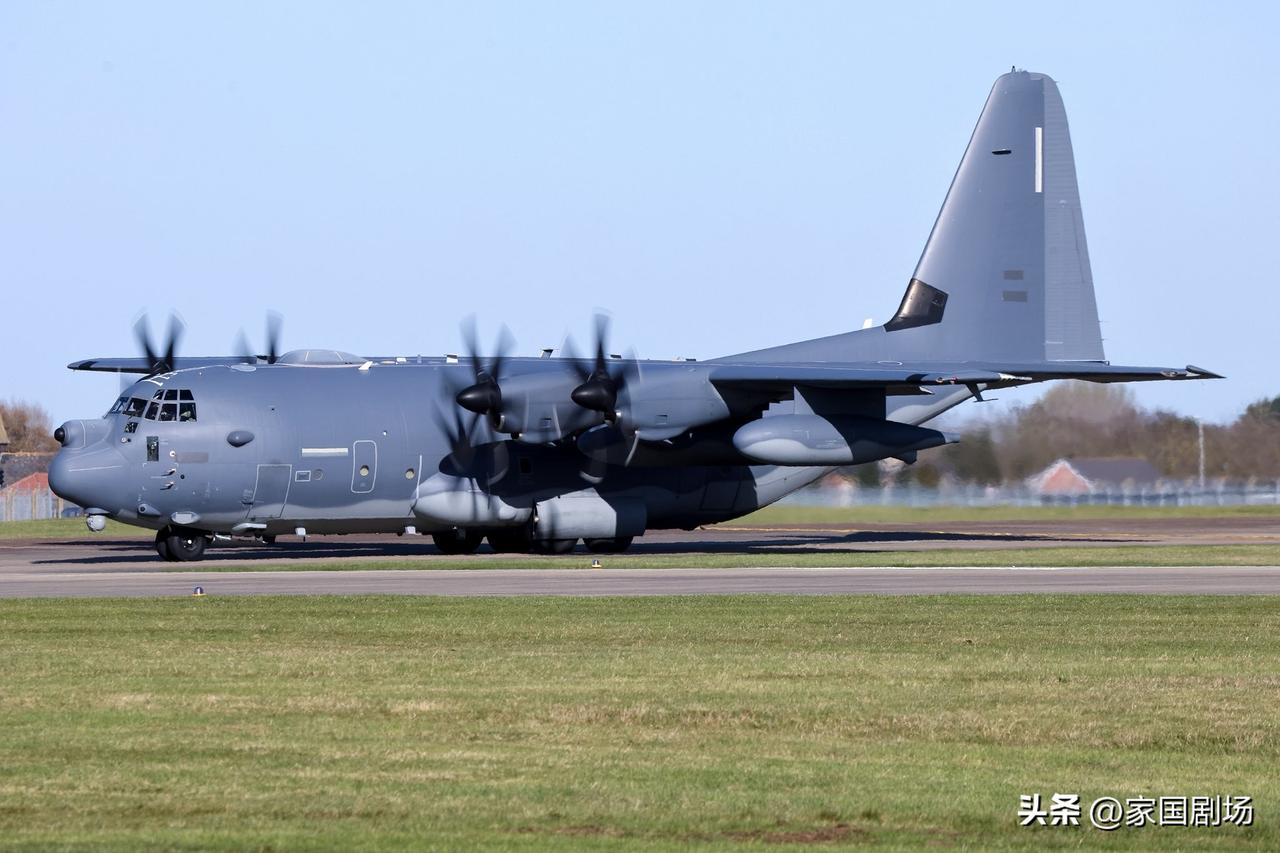 英国皇家空军米尔登霍尔基地的MC-130J静默骑士版，内部称为战斗利爪III，该