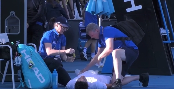 拼到最后！吴易昺第五盘频撑膝盖，赛后躺地接受治疗