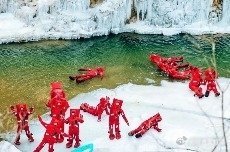 凤凰新闻【京城兴起“北欧同款”冰浮，在冰河上漂有多危险？】身穿特制的漂浮衣，惬意