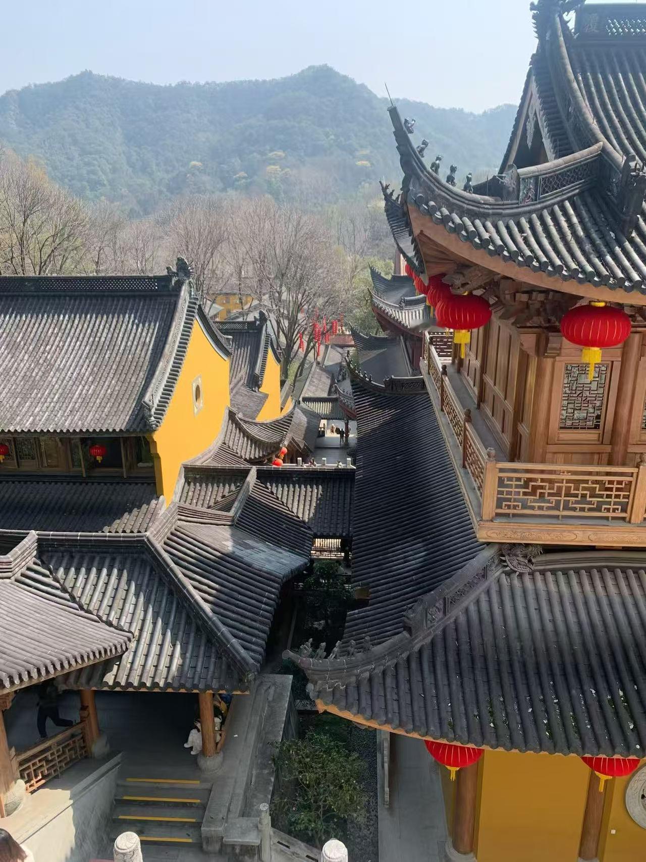 心有多静，福有多深。
人心本无染，心静自然清。世间纷扰，多是心念所起；万般烦恼，