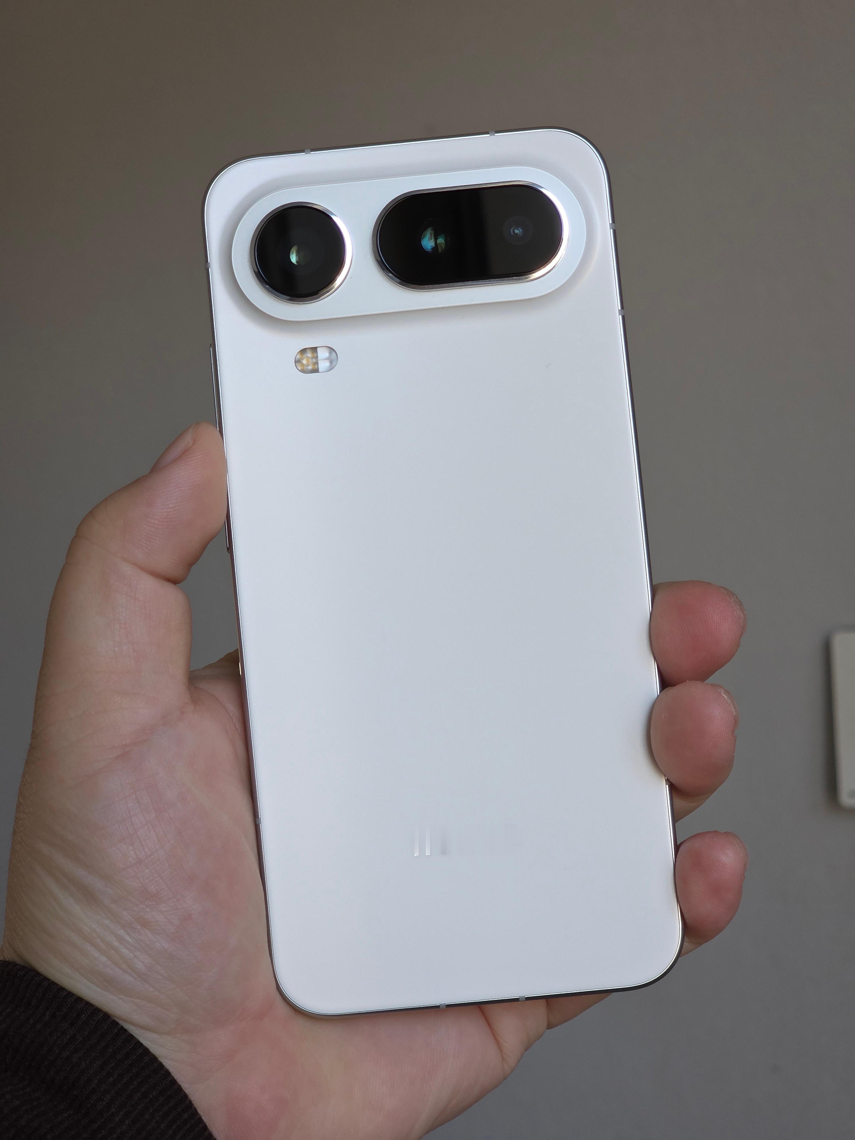 荣耀Magic8 Pro Air 是罕有的不会把我小拇指压出折痕的手机。又小又轻