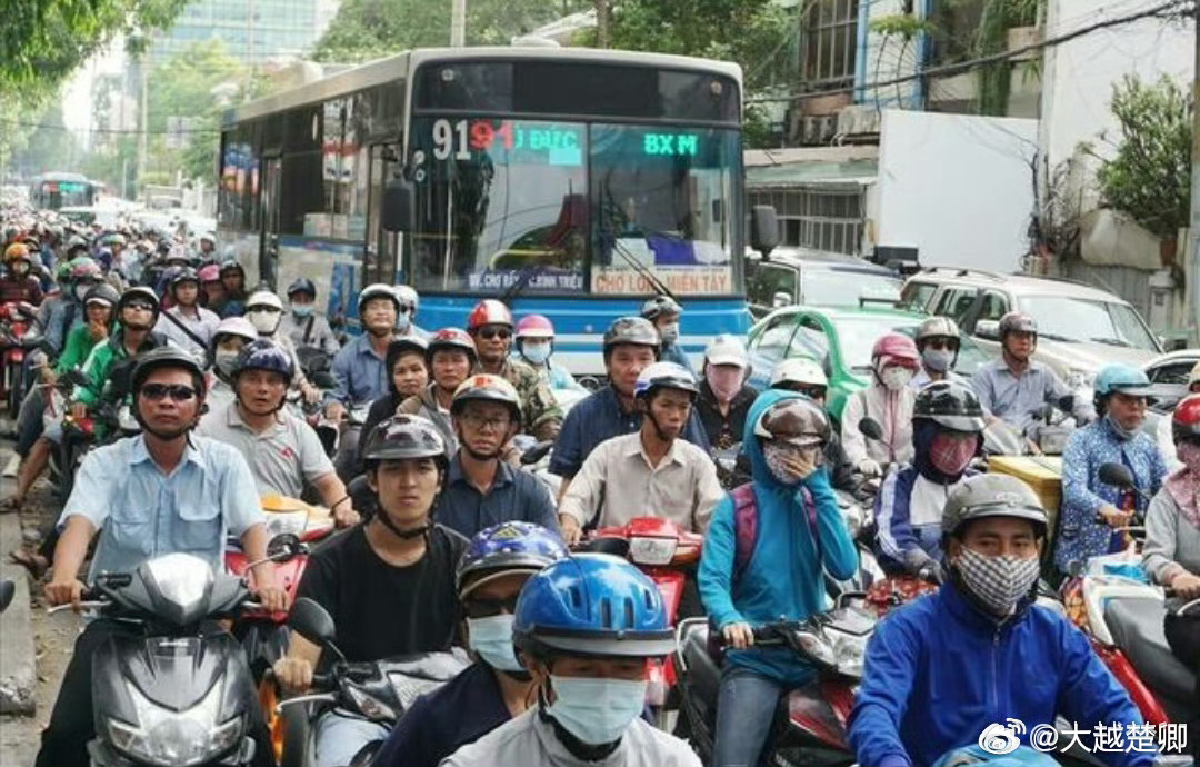 东南亚和南亚不少国家已经出现油慌现象，美伊战争再打上半个月，可能摩托车都开不了了