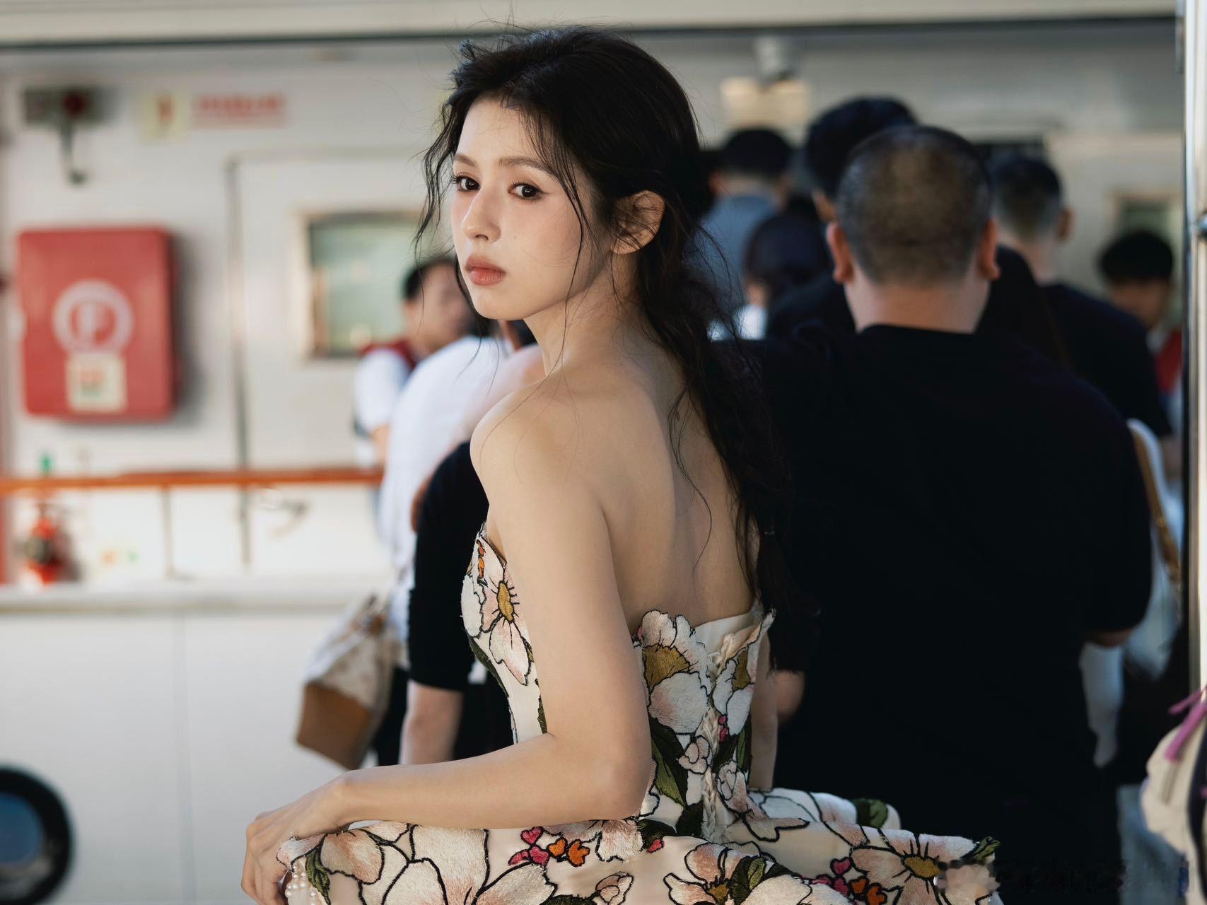 内娱出图速度天花板！蔚蓝海边的裸色长裙造型，浪漫到无以复加，回眸一笑自带光芒，端