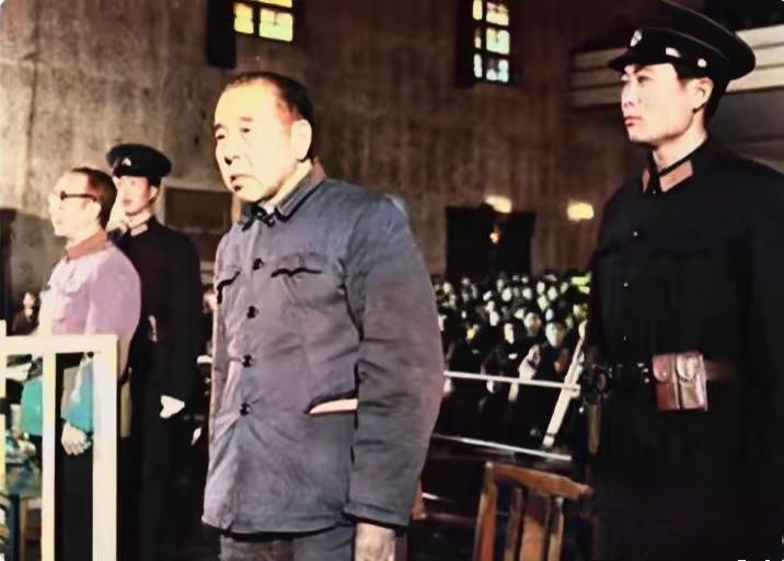 1981年，公审现场的一张老照片。镜头中的他，身着褪色中山装，面容憔悴，与昔日的