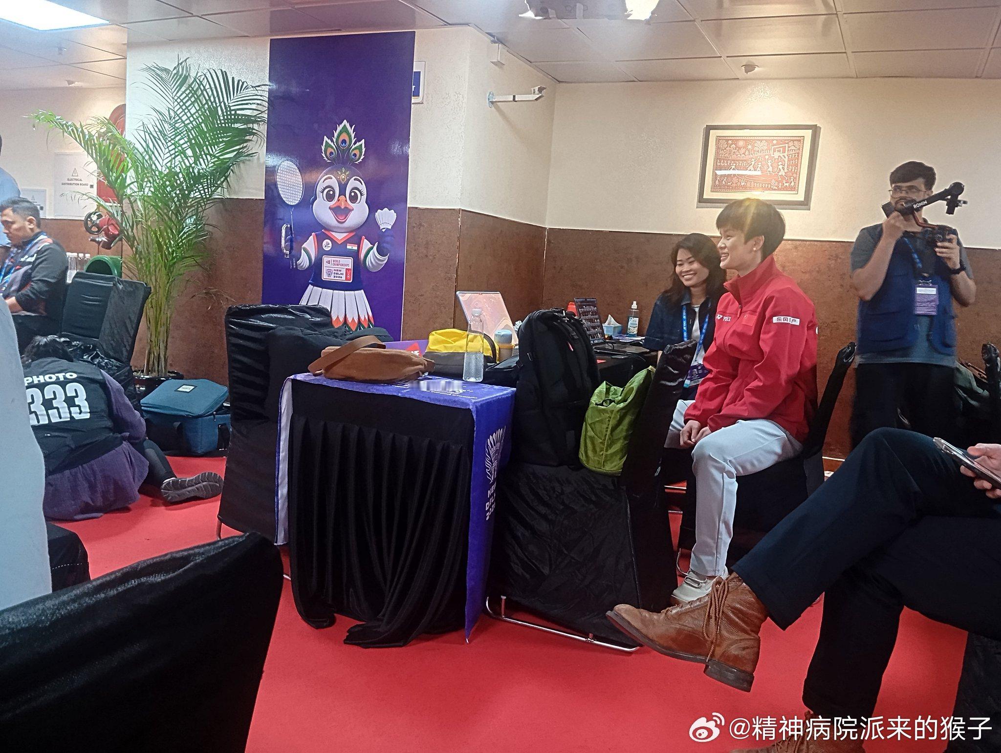 梁王世锦赛夺冠梁伟铿王昶 决赛战谢苏 颁奖仪式后王祉怡在媒体室一起观看梁伟铿王昶