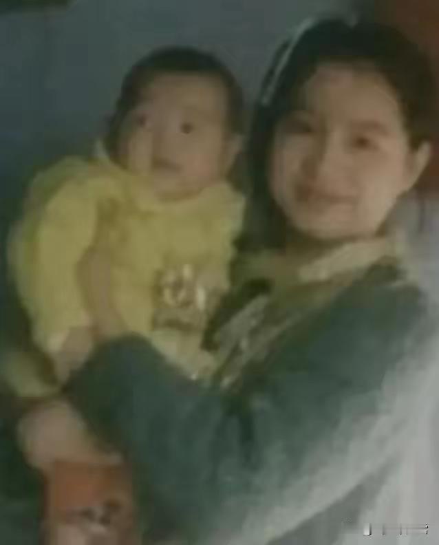 1976年，25岁女知青抱着4岁儿子回京，母亲气得半死，怒骂她未婚先孕，不知羞耻