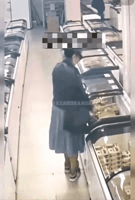 今天在商店瞧见个绝的，一个穿黑上衣灰裙子的女的，戴着墨镜，进门就跟装了导航似的，