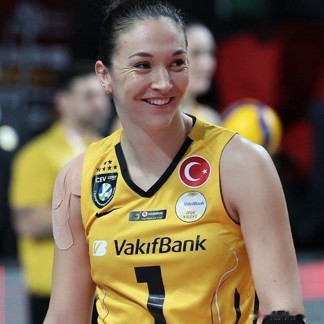 🎙️ 你们球队目前在土耳其联赛中排名第一，并且在欧冠小组赛中也位列第一。一切都