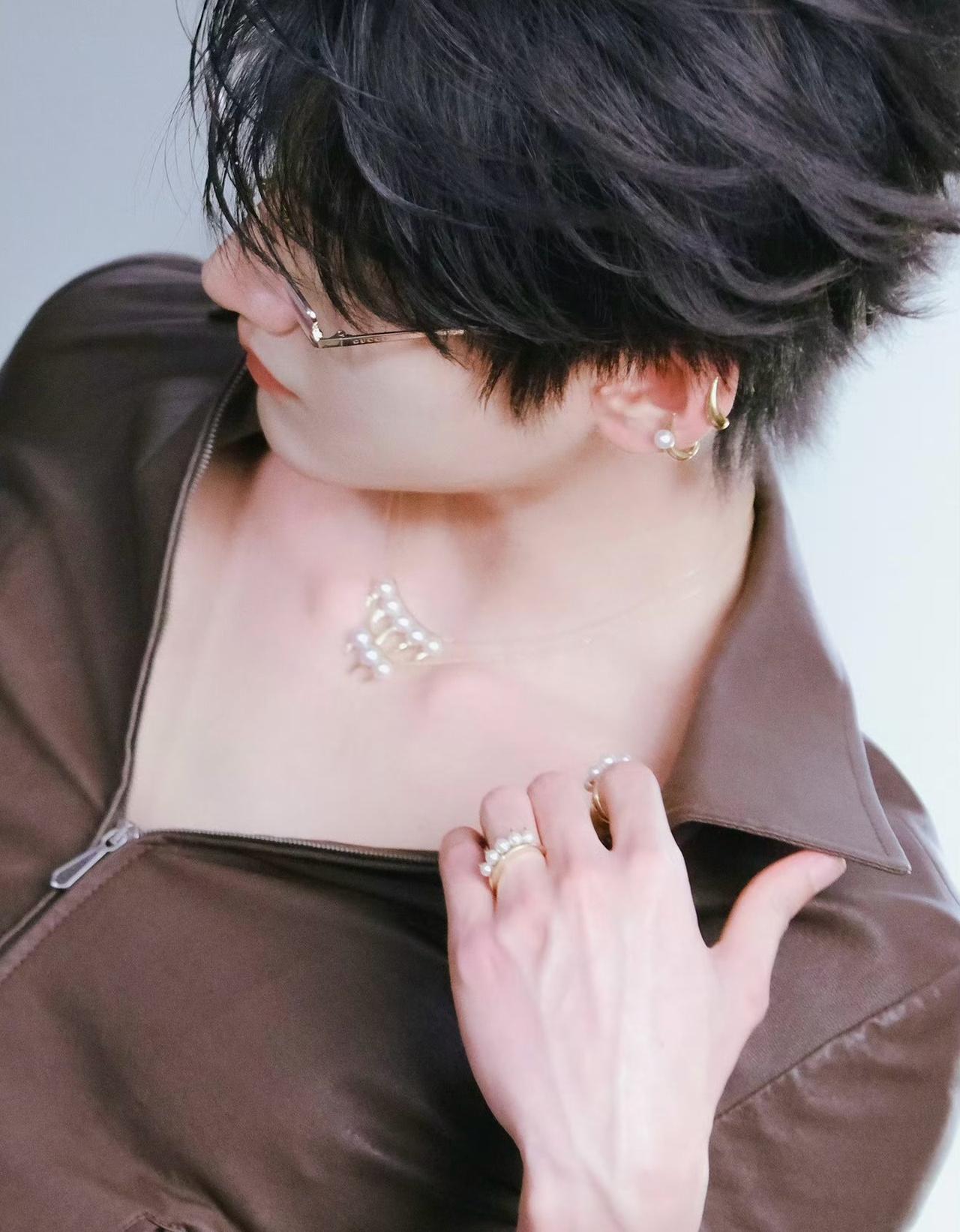 第一个想到给周柯宇拍这套图的真的是天才！🤤

周柯宇尼龙四月刊双封 ​​​