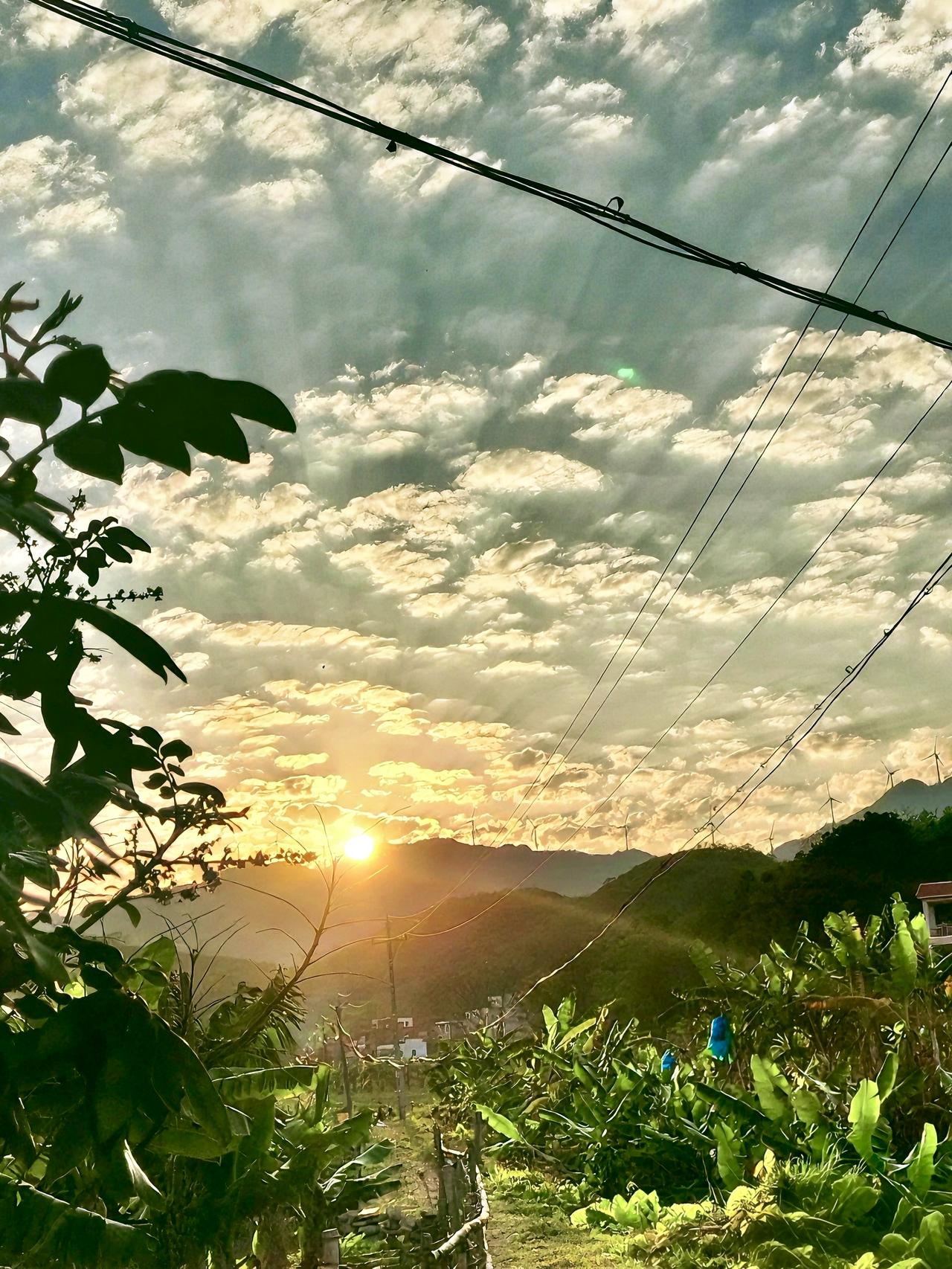 天际先洇开一抹橘红，像打翻的胭脂盒。接着金芒刺破云层，给楼宇镶上亮边，窗玻璃晃得