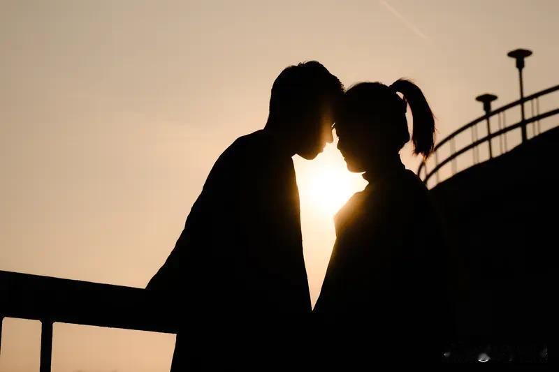 在谈恋爱的时候没话说，这情况还挺普遍，不少人的感情稳定期就会这样。其实“无话期”